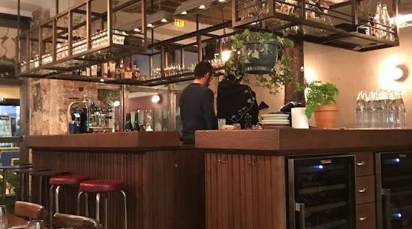 14 Rue Denoyez – La table gastronomique de la rue des graffitis, proposant de superbes petites assiettes à partager ultra-créatives et des flacons pointus.