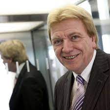 18 december 1951 in gießen) is a german politician of the christian democratic union.his mother is from stara pazova, serbia.since 31 august 2010 he is the 8th minister president of the german state of hesse.he was the 69th president of the bundesrat in 2014/15. Bouffiers Schachspiel Politik