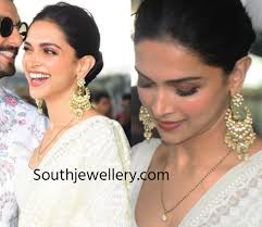 Deepika Padukone In A Simple Black Beads Mangalsutra Chain With Solitaire Diamond Pendant Deepika Paduko Black Beads Mangalsutra Mangalsutra Chain Mangalsutra