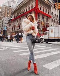 How To Pose For Pictures Like An Instagram Model 15 Easy Poses Casual Winter Outfits Winter Outfits Paris Outfits