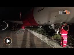 Pesawat terbang air asia malaysia landing dalam video ini adalah pesawat terbang dari maskapai penerbangan air. Visual Pesawat Airasia Tergelincir Di Lapangan Terbang Sultan Ismail Petra Youtube