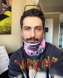 Una vez aquí ali, debe enfrentarse a la exclusión y a la incredulidad de sus capacidades por parte de supervisor inmediato dr. Caras Quien Es Onur Tuna El Actor Con Ojos Deslumbrantes De Doctor Milagro