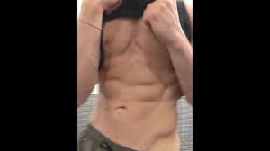 在更衣室炫耀腹肌和肌肉