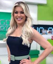 Contratada pela emissora no início de 2007, ela completará 15 anos de emissora caso cumpra o contrato até o fim. Pin Em Renata Fan