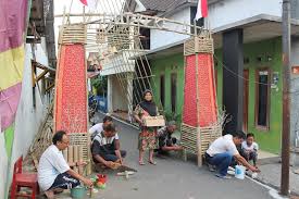 Warga Kluwihan Ungaran Gotong Royong Bikin Gapura Bambu Unik Ungarannews