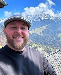 Robert Blomquist's Instagram, Twitter & Facebook