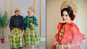 Check spelling or type a new query. Parade Pengantin Bugis Mengenakan Baju Bodo Kaya Warna Memikat Setiap Orang Yang Memandangnya