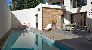 Piscines Carre Bleu L Un Petit Couloir De Nage Le Long De La Maison Piscine Carre Petits Couloirs Couloir De Nage