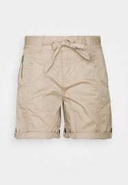 Die beliebten shorts für damen sorgen für einen guten tragekomfort. Esprit Play Bermuda Shorts Beige Zalando At
