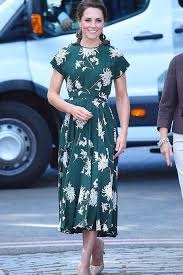 We bring you updates and coverage of duchess kate's charity work and royal appearances with the british royals as they happen, as well. Kate Middleton Bedrucktes Grunes A Linien Kleid Mit Kurzen Armeln Thecelebritydresses