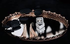 Mit dem ohrring verhält es sich ähnlich wie mit brillen oder hüten: 5 Frische Styles Welche Ohrringe Zu Kurzen Grauen Haaren