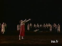 Le sacre du printemps (en russe : En Scenes Le Spectacle Vivant En Video Pina Bausch Et Le Sacre Du Printemps De Stravinsky