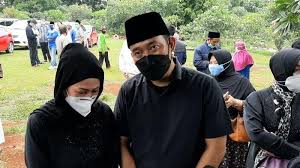 Ibu mertua santi widihastuti itu meninggal dunia usai mendapat perawatan intensif di rumah sakit. Gvoa7urxmo7owm