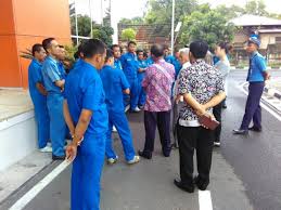Di bandara soekarnohatta banyak perusahaan yang menopang pt angkasapura 2. Porter Bandara