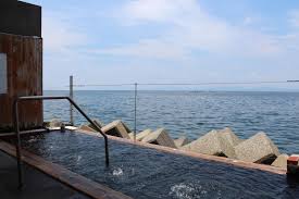 1300余年の歴史を誇る白浜温泉。 昔も今も日本三古湯の一つとして愛され続けている。 滾々と流れ出る、「斉明湯」と「生絹湯」の2つの源泉に浸かり、身体の芯から疲れを癒してくれる。 白浜温泉との出会いから六十年。 私は白浜温泉と共に、旅人をこれからも癒していく。 å°æµœæ¸©æ³‰ çµ¶æ™¯ æµ·ä¸Šéœ²å¤©é¢¨å'‚ ãƒãƒ©ç››ã‚Šã‚¸ã‚§ãƒ©ãƒ¼ãƒˆ ã‚ãŸã—ãŒãˆã‚‰ã¶é•·å´Žã®ãŠæ°—ã«å…¥ã‚Š Tabi Note å…¬å¼ é•·å´Žè¦³å…‰ æ—…è¡Œãƒãƒ¼ã‚¿ãƒ«ã‚µã‚¤ãƒˆ ãªãŒã•ãæ—…ãƒãƒƒãƒˆ