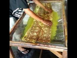 Salah satu nya menggunakan kayu triplek. Cara Pewarnaan Naptol Batik By Adhinata Batik Bantul Youtube