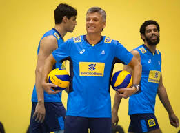 Após a partida, o treinador brasileiro comentou sobre a rotina puxada de viagens e. Tecnico Da Selecao Masculina De Volei Renan Dal Zotto E Intubado Poder360