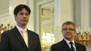 Governor of the magyar nemzeti bank since 4 march 2013, mr matolcsy holds a university degree in economics. Megszerezte Matolcsy Adam Az Origot Baznyesz Miskolc Hu