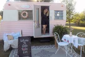 Local Hairstylist Amanda Cocanougher Bought An Old Trailer On Craigslist For 600 And Turned It Into A Trav Home Beauty Salon Beauty Business Mobile Nail Salon