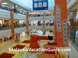 Travelling between one utama and genting highlands is possible by bus and taxi. 1 Utama Shopping Center