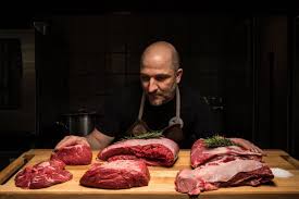 La tagliata di filetto di cavallo alla cipolla caramellata con cialde di ceciata è un piatto di sicura riuscita, ottimo per una cena con amici che amano restare in forma. Carne Di Cavallo Come Cucinarla Ricette Da Macellai E Chef Gambero Rosso