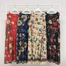 伊勢丹新宿店限定 dress around the world indonesia インドネシア ジャワ島で花開いた ろうけつ染めのバディックは 無形文化遺産 伝統的な手法で作られた手書きのバディックの布はとても美しく 暖かみがあります 今回 桐島かれん ろうけつ染め