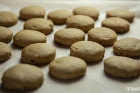 La farina si presta a tante preparazioni: Biscotti Di Farro Super Leggeri Con Mandorle Uva Passa E Olio Di Cocco Una Ricetta Della Bri Cucinalabri