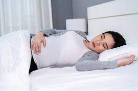 Posisi tidur ibu hamil perlu diatur supaya nyaman. Posisi Tidur Ibu Hamil Yang Paling Baik Dan Bisa Buat Nyenyak