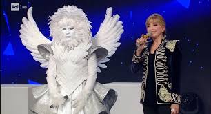 Orietta berti non ha nascosto la delusione nel salutare milly carlucci e abbandonare definitivamente il cantante mascherato: Dall Inquietudine Del Cantante Mascherato Si Salva Solo Milly Carlucci Libero Quotidiano