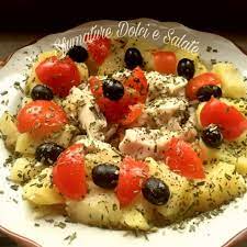 Lavate le patate e mettetela a cuocere con la buccia e 2 bicchieri d'acqua nella pentola. Insalata Di Nasello Con Patate E Olive Sfumature Dolci E Salate