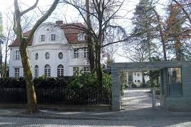 »ich möchte mich für eine zweite amtszeit als bundespräsident zur wahl stellen«, sagte steinmeier in seinem amtssitz schloss bellevue in berlin. Die Villa Wurmbach In Berlin Dahlem Geschichte Einer Immobilie Sonitus Org
