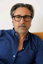 If I get one more message asking to “share” my Netflix I'm going to scream,  it costs money it's a paid service, I've never had a messaging saying I'll  give you half