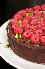 Une base de recette tirée du site elle à table (version cuite du cheesecake) où l'on mêle quelques éclats de pistaches. Cheesecake Framboises Pistaches Et Chocolat Croquant Beau A La Louche