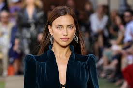Ye and the supermodel were spotted out and about in the french region of provence on tuesday, his. Irina Shayk Ihr Ex Hofft Auf Baldiges Ende Ihrer Beziehung Zu Kanye Gala De