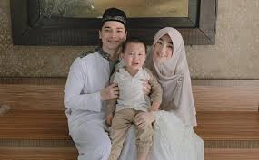 caption id= align=alignnone width=600 caption=gambar dari tabloidbintang.com/caption kemarin pagi aku melihat infotainment yang memberitakan pernikahan kedua (poligami) ustad arifin ilham. Bsgoxc1qd3ztkm