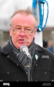 Le président du mouvement de souveraineté du comté de 32, Francis Mackey,  parle alors que les membres se réunissent pour la commémoration de Pâques  au cimetière de la ville de Derry Photo