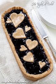 Sul tavolo di lavoro fate un briciolame con le farine e il burro freddo tagliato a cubetti, dopodiché fate un buco al centro e versateci l'uovo e il tuorlo leggermente sbattuti. Crostata Con Farina Di Farro E Marmellata Di More Senza Burro E Uova