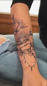 A rose tattoo design can be cute as a darling or badass as hell, it offers everything. Trendy Tattoo Rose Mandala Unterarm 30 Ideas Tattoo Med Bilder Mandala Tatuering Spetstatuering Tatueringsideer