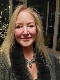 Elizabeth Hopper's Instagram, Twitter & Facebook