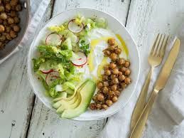 Joghurt Bowl Mit Melonen Gurkensalat Und Kichererbsen Rezept Kichererbsen Gurkensalat Lebensmittel Essen