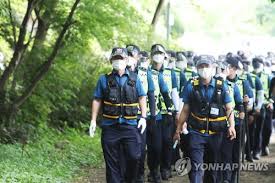 경찰은 분당 서현역에서 김 군의 집, 버스 종점까지 이어진 버스정류장 폐쇄회로(cc)tv도 분석하고 있다. Rieqnjnqqdk0xm