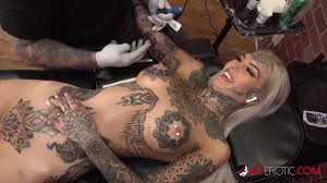 Alt girls pussy is masturbated during tattoo session - ZB Porn