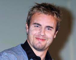 He is the lead singer of the british pop group take that. Gary Barlow Sohn Daniel Sieht Aus Wie Der Take That Sanger Leute Bild De