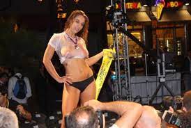 C'è chi lo reputa uno show divertente e sexy, chi solo stupido e irriverente, comunque sia quello di miss maglietta bagnata è arrivato alla sua diciannovesima edizione e quest' anno ad aggiudicarsi la fascia è stata la trevigiana ventenne serena tonon. Miss Maglietta Bagnata E Un Concorso Sessista Tiscali Milleunadonna