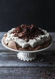 Pavlova Au Chocolat Creme Fouettee Au Chocolat Blanc Trois Fois Par Jour Recipe Chocolate Pavlova Chocolate Whipped Cream Chocolate Desserts