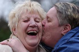 27065089-CHAS supporter Olivia Mooney age 6 from Paisley her mum Debbie is  fundraising manager pictured with Happy days stars, Lucy Jane Adcock, left  and Katie Monks at the Kings Theatre, Glasgow. -