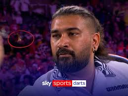 The Ally Pally wasp was back again but got a little too close to the action  during Nitin Kumar's match with Richard Veenstra