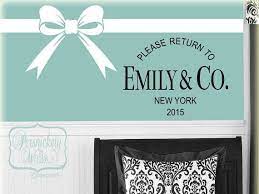 Последние твиты от tiffany & co. Please Return To Personalized Name Co With City And Date Vinyl Design Includes Bow And Ribbon Lines Vinyl Wall Stickers Vinyl Wall Art Decals Vinyl Wall