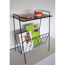 Sa tablette en sapin est parfaite pour accueillir une lampe, votre tasse de café ou votre livre en cours. Bout De Canape Porte Revues Vintage 1960s