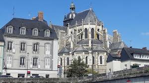 La mayenne offre des paysages vallonnés et reposants, émaillés de charmants villages de l'immobilier en mayenne est tout à fait abordable et on peut encore y faire de bonnes affaires. La Ville De Mayenne Lance Un Programme De Rehabilitation De Sa Notre Dame Notre Ame A Mayenne Selon Le Pretre